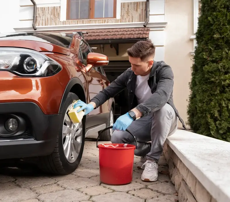 Lavage auto à domicile Giroussens : professionnel intervenant sur un véhicule